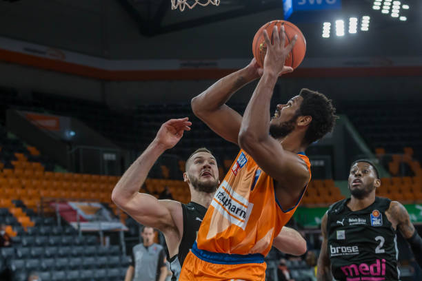 他不仅仅应 他不仅仅应