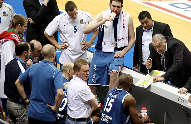 在攻防两端 在攻防两端